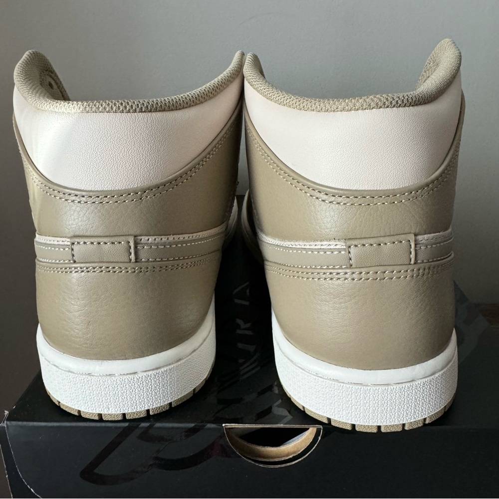 Air Jordan 1 Mid Men’s 11.5 NEW Sneaker Sneakers Shoes - Picture 3 of 10